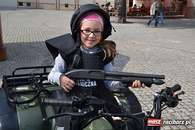 Zdjęcie w galerii na portalu naszraciborz.pl: 10 lat Polski w UE. Piknik ze Strażą Graniczną na Zamku Piastowskim wiadomości z regionu