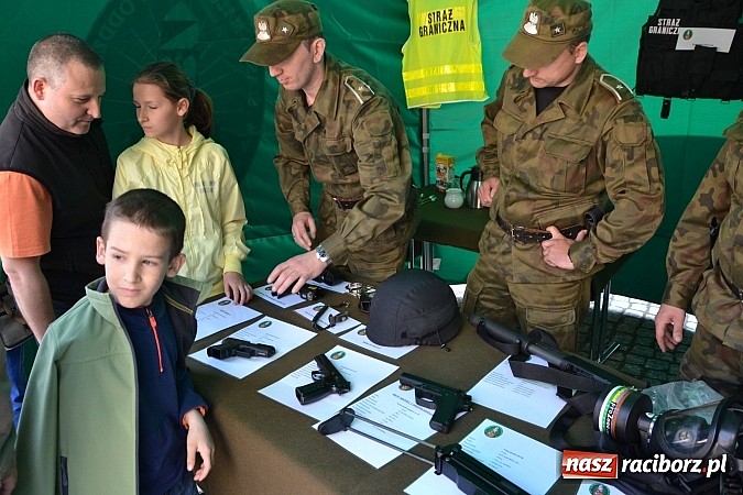 Zdjęcie w galerii na portalu naszraciborz.pl: 10 lat Polski w UE. Piknik ze Strażą Graniczną na Zamku Piastowskim wiadomości z regionu
