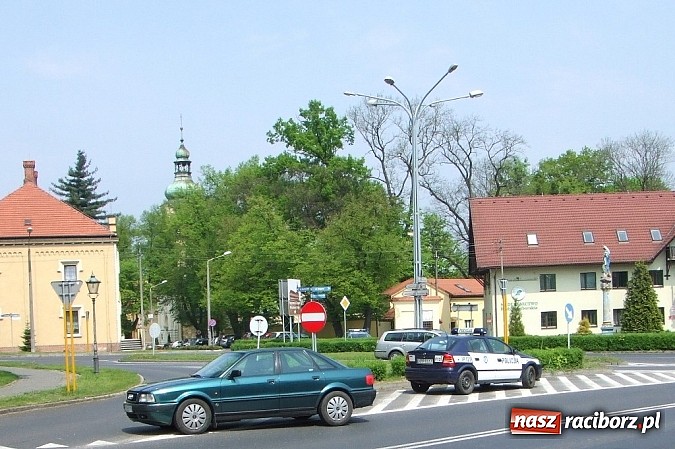 Zdjęcie w galerii na portalu naszraciborz.pl: Kolizja w samym centrum Rud  wiadomości z regionu