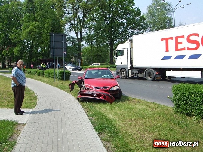 Zdjęcie w galerii na portalu naszraciborz.pl: Kolizja w samym centrum Rud  wiadomości z regionu