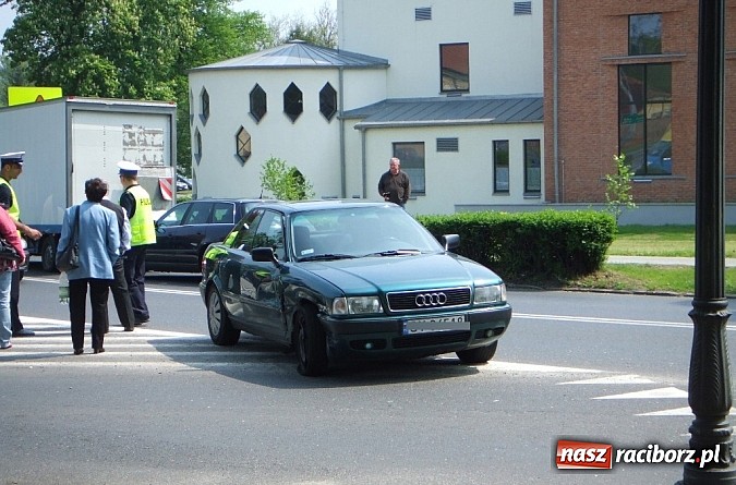 Zdjęcie w galerii na portalu naszraciborz.pl: Kolizja w samym centrum Rud  wiadomości z regionu