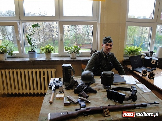 Zdjęcie w galerii na portalu naszraciborz.pl: Młodzi z pasją i patriotyzmem - spotkanie z historią wiadomości z regionu