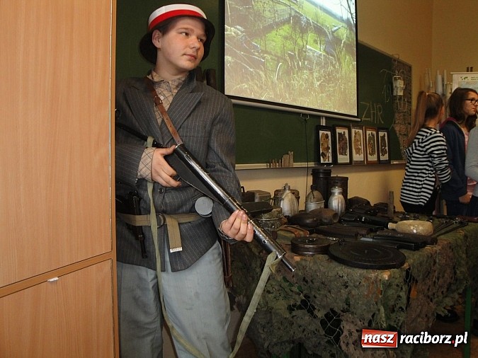 Zdjęcie w galerii na portalu naszraciborz.pl: Młodzi z pasją i patriotyzmem - spotkanie z historią wiadomości z regionu