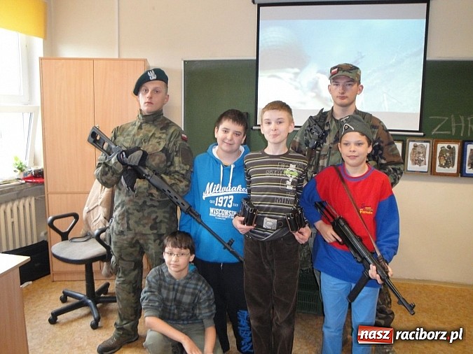 Zdjęcie w galerii na portalu naszraciborz.pl: Młodzi z pasją i patriotyzmem - spotkanie z historią wiadomości z regionu