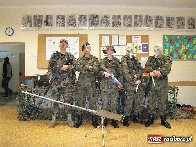 Zdjęcie w galerii na portalu naszraciborz.pl: Młodzi z pasją i patriotyzmem - spotkanie z historią wiadomości z regionu