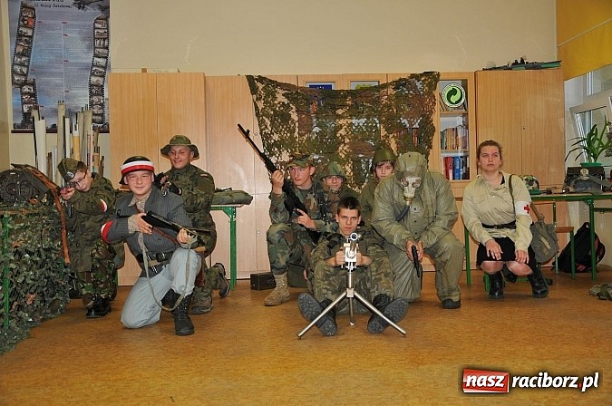 Zdjęcie w galerii na portalu naszraciborz.pl: Młodzi z pasją i patriotyzmem - spotkanie z historią wiadomości z regionu