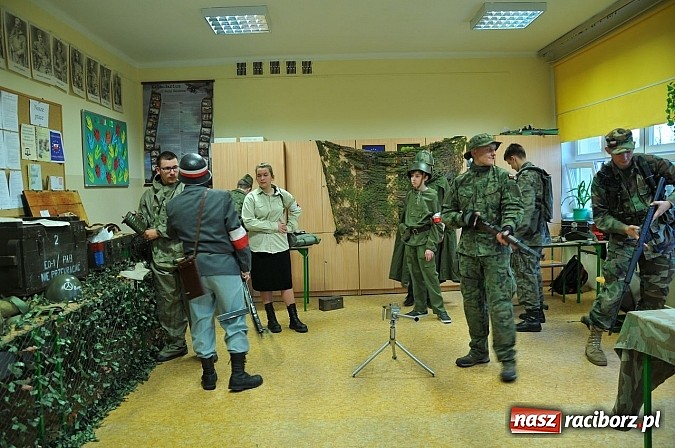 Zdjęcie w galerii na portalu naszraciborz.pl: Młodzi z pasją i patriotyzmem - spotkanie z historią wiadomości z regionu