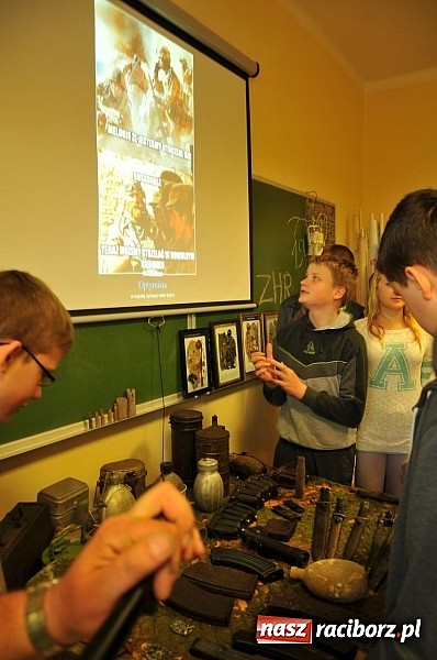 Zdjęcie w galerii na portalu naszraciborz.pl: Młodzi z pasją i patriotyzmem - spotkanie z historią wiadomości z regionu
