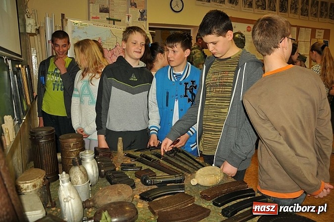 Zdjęcie w galerii na portalu naszraciborz.pl: Młodzi z pasją i patriotyzmem - spotkanie z historią wiadomości z regionu