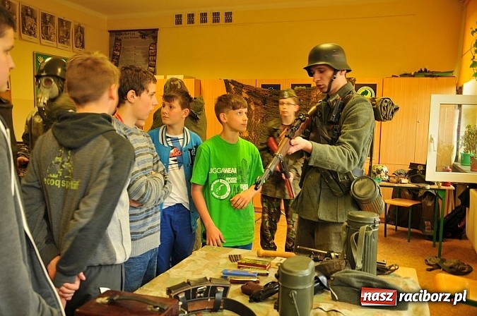 Zdjęcie w galerii na portalu naszraciborz.pl: Młodzi z pasją i patriotyzmem - spotkanie z historią wiadomości z regionu