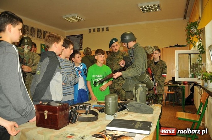 Zdjęcie w galerii na portalu naszraciborz.pl: Młodzi z pasją i patriotyzmem - spotkanie z historią wiadomości z regionu
