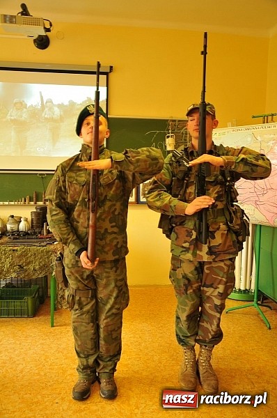 Zdjęcie w galerii na portalu naszraciborz.pl: Młodzi z pasją i patriotyzmem - spotkanie z historią wiadomości z regionu