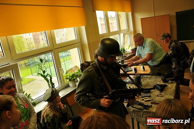 Zdjęcie w galerii na portalu naszraciborz.pl: Młodzi z pasją i patriotyzmem - spotkanie z historią wiadomości z regionu