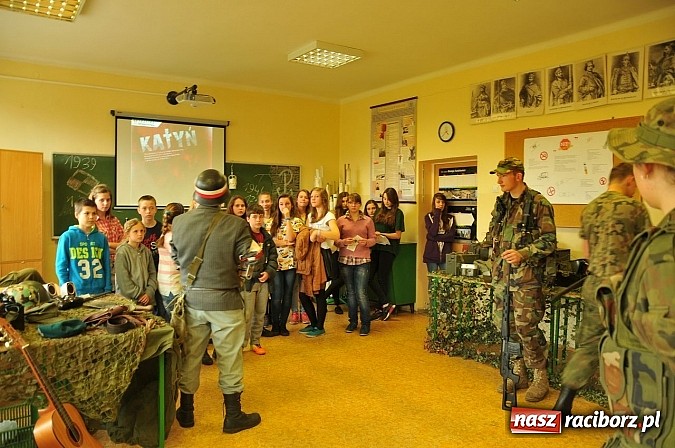 Zdjęcie w galerii na portalu naszraciborz.pl: Młodzi z pasją i patriotyzmem - spotkanie z historią wiadomości z regionu