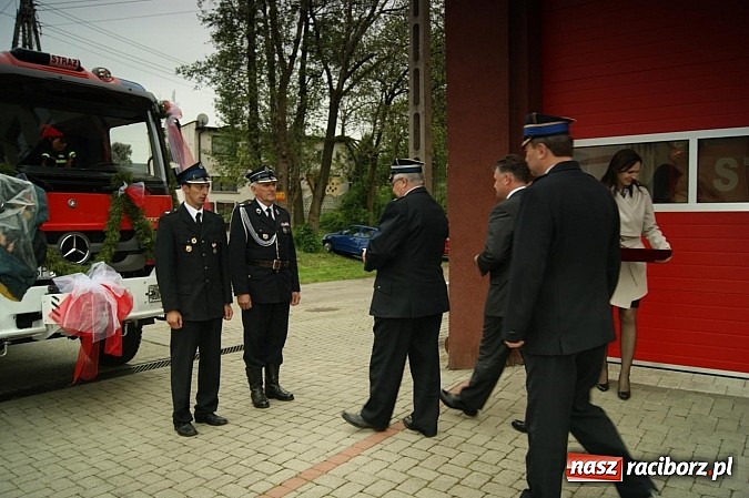 Zdjęcie w galerii na portalu naszraciborz.pl: Na świętego Floriana poświęcili nowy wóz wiadomości z regionu