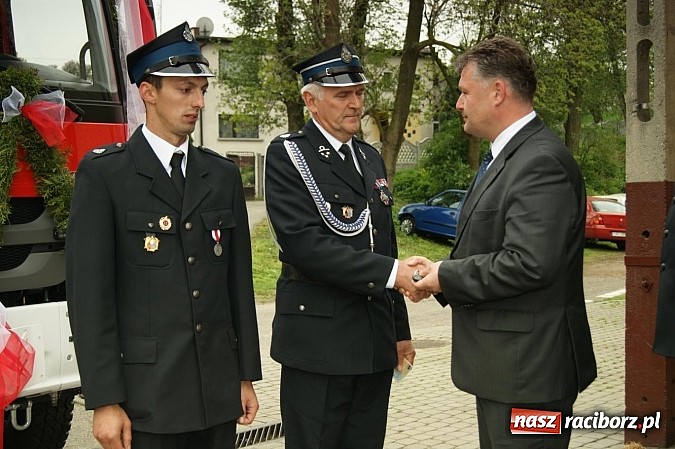 Zdjęcie w galerii na portalu naszraciborz.pl: Na świętego Floriana poświęcili nowy wóz wiadomości z regionu