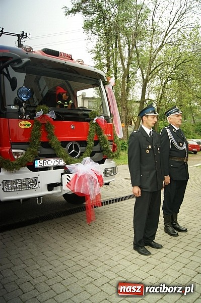 Zdjęcie w galerii na portalu naszraciborz.pl: Na świętego Floriana poświęcili nowy wóz wiadomości z regionu