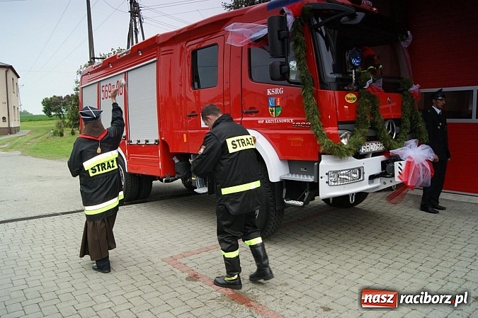 Zdjęcie w galerii na portalu naszraciborz.pl: Na świętego Floriana poświęcili nowy wóz wiadomości z regionu