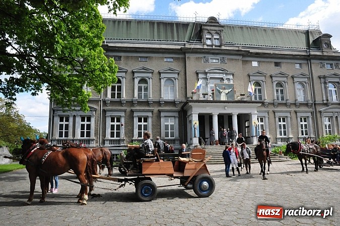 Zdjęcie w galerii na portalu naszraciborz.pl: W Pogrzebieniu 136. raz szli w procesji na św. Floriana. Prosili o ochronę przed gradem wiadomości z regionu