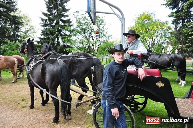 Zdjęcie w galerii na portalu naszraciborz.pl: W Pogrzebieniu 136. raz szli w procesji na św. Floriana. Prosili o ochronę przed gradem wiadomości z regionu