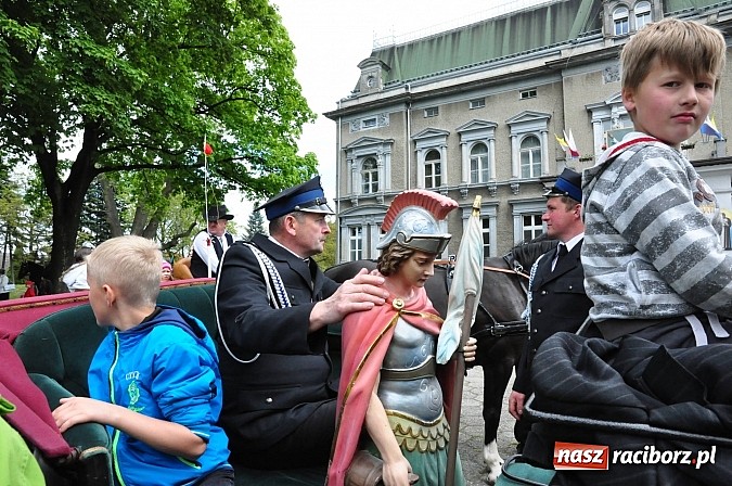 Zdjęcie w galerii na portalu naszraciborz.pl: W Pogrzebieniu 136. raz szli w procesji na św. Floriana. Prosili o ochronę przed gradem wiadomości z regionu