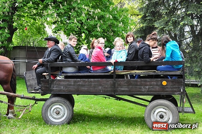 Zdjęcie w galerii na portalu naszraciborz.pl: W Pogrzebieniu 136. raz szli w procesji na św. Floriana. Prosili o ochronę przed gradem wiadomości z regionu