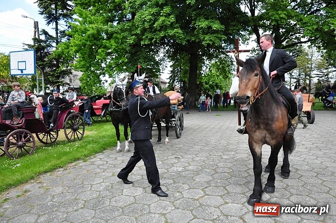 Zdjęcie w galerii na portalu naszraciborz.pl: W Pogrzebieniu 136. raz szli w procesji na św. Floriana. Prosili o ochronę przed gradem wiadomości z regionu