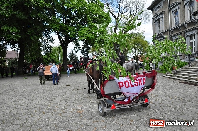 Zdjęcie w galerii na portalu naszraciborz.pl: W Pogrzebieniu 136. raz szli w procesji na św. Floriana. Prosili o ochronę przed gradem wiadomości z regionu