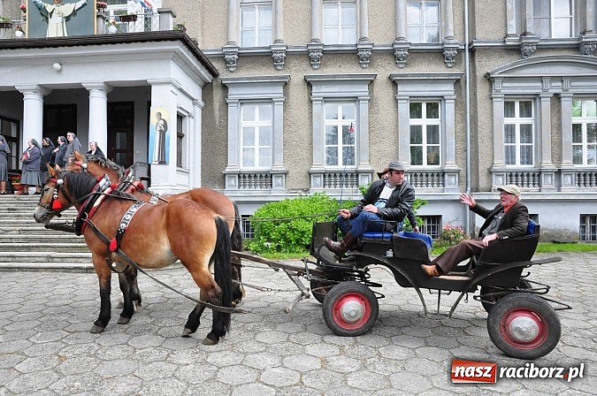 Zdjęcie w galerii na portalu naszraciborz.pl: W Pogrzebieniu 136. raz szli w procesji na św. Floriana. Prosili o ochronę przed gradem wiadomości z regionu