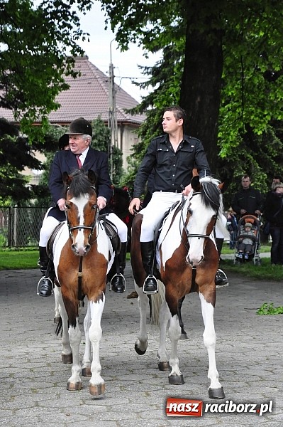 Zdjęcie w galerii na portalu naszraciborz.pl: W Pogrzebieniu 136. raz szli w procesji na św. Floriana. Prosili o ochronę przed gradem wiadomości z regionu