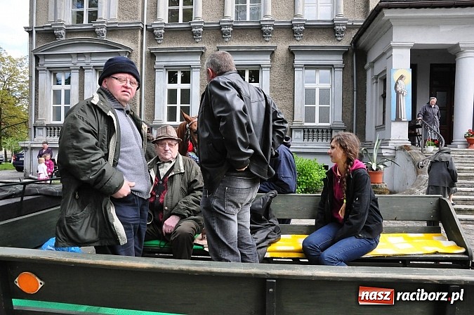 Zdjęcie w galerii na portalu naszraciborz.pl: W Pogrzebieniu 136. raz szli w procesji na św. Floriana. Prosili o ochronę przed gradem wiadomości z regionu