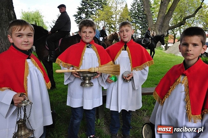 Zdjęcie w galerii na portalu naszraciborz.pl: W Pogrzebieniu 136. raz szli w procesji na św. Floriana. Prosili o ochronę przed gradem wiadomości z regionu