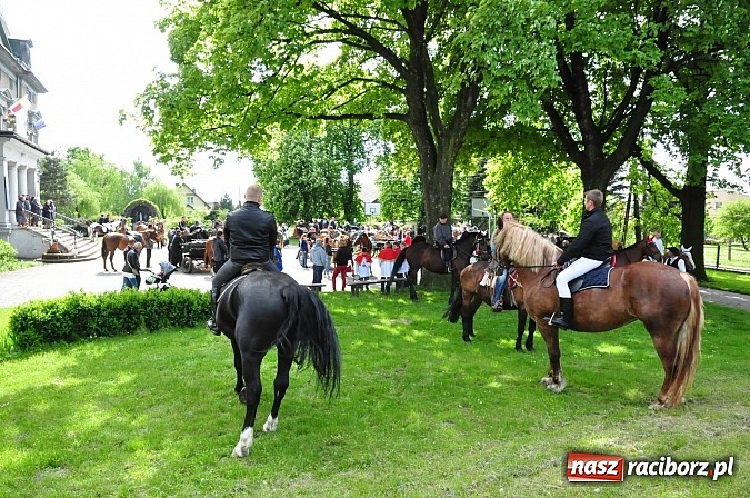 Zdjęcie w galerii na portalu naszraciborz.pl: W Pogrzebieniu 136. raz szli w procesji na św. Floriana. Prosili o ochronę przed gradem wiadomości z regionu