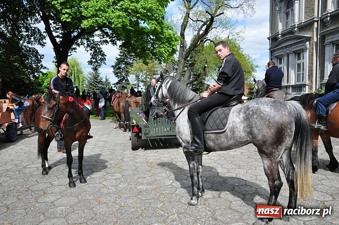 Zdjęcie w galerii na portalu naszraciborz.pl: W Pogrzebieniu 136. raz szli w procesji na św. Floriana. Prosili o ochronę przed gradem wiadomości z regionu