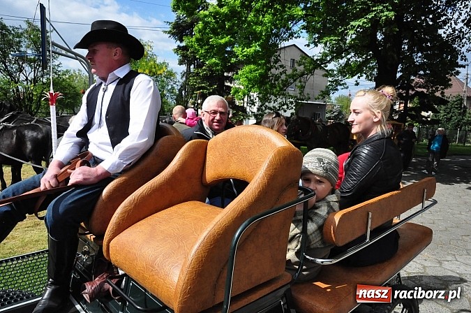 Zdjęcie w galerii na portalu naszraciborz.pl: W Pogrzebieniu 136. raz szli w procesji na św. Floriana. Prosili o ochronę przed gradem wiadomości z regionu