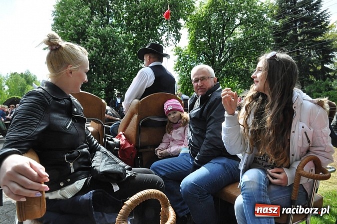 Zdjęcie w galerii na portalu naszraciborz.pl: W Pogrzebieniu 136. raz szli w procesji na św. Floriana. Prosili o ochronę przed gradem wiadomości z regionu