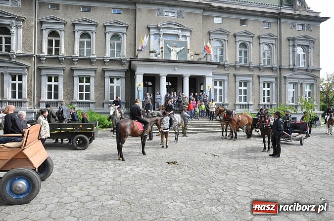 Zdjęcie w galerii na portalu naszraciborz.pl: W Pogrzebieniu 136. raz szli w procesji na św. Floriana. Prosili o ochronę przed gradem wiadomości z regionu