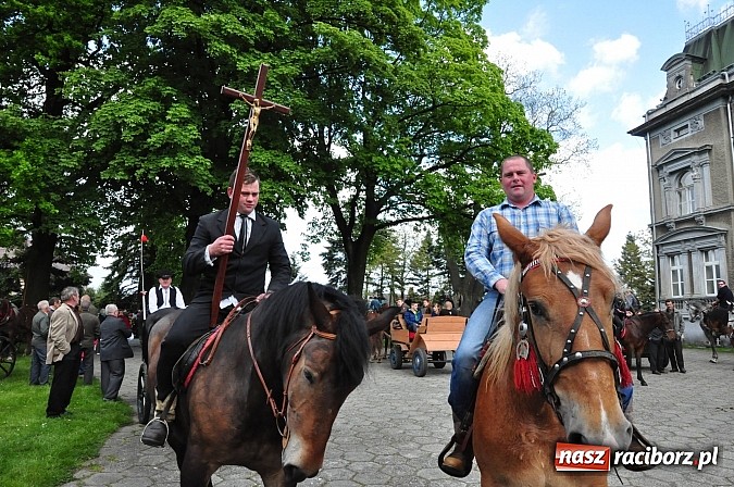 Zdjęcie w galerii na portalu naszraciborz.pl: W Pogrzebieniu 136. raz szli w procesji na św. Floriana. Prosili o ochronę przed gradem wiadomości z regionu