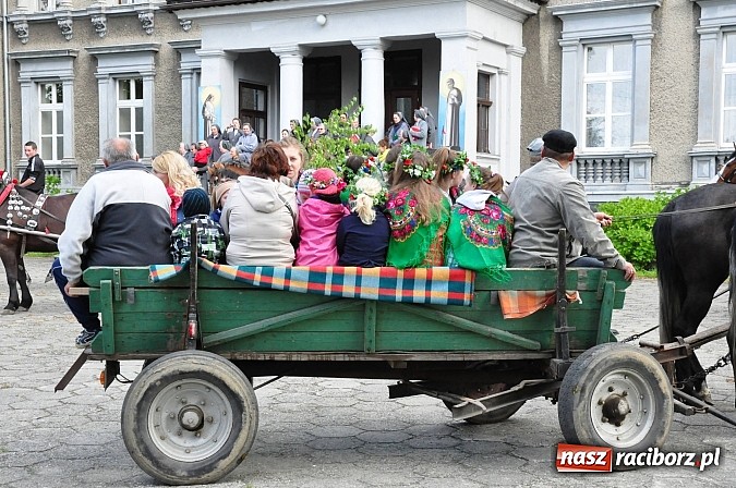 Zdjęcie w galerii na portalu naszraciborz.pl: W Pogrzebieniu 136. raz szli w procesji na św. Floriana. Prosili o ochronę przed gradem wiadomości z regionu