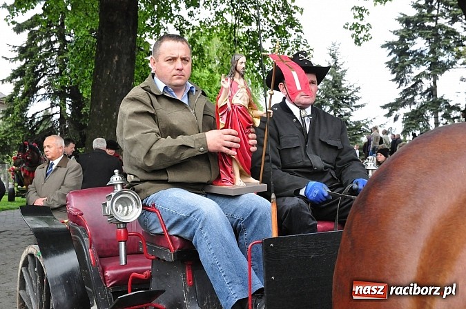 Zdjęcie w galerii na portalu naszraciborz.pl: W Pogrzebieniu 136. raz szli w procesji na św. Floriana. Prosili o ochronę przed gradem wiadomości z regionu