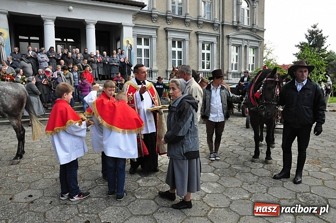 Zdjęcie w galerii na portalu naszraciborz.pl: W Pogrzebieniu 136. raz szli w procesji na św. Floriana. Prosili o ochronę przed gradem wiadomości z regionu