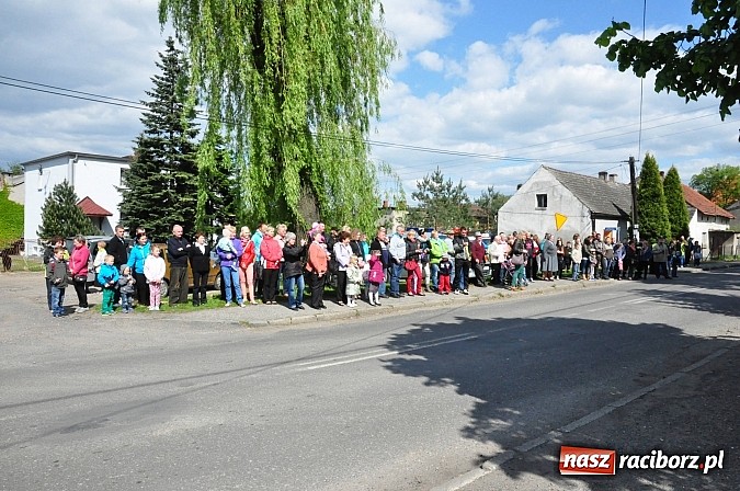 Zdjęcie w galerii na portalu naszraciborz.pl: W Pogrzebieniu 136. raz szli w procesji na św. Floriana. Prosili o ochronę przed gradem wiadomości z regionu