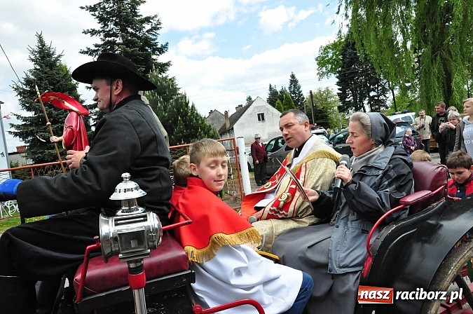 Zdjęcie w galerii na portalu naszraciborz.pl: W Pogrzebieniu 136. raz szli w procesji na św. Floriana. Prosili o ochronę przed gradem wiadomości z regionu