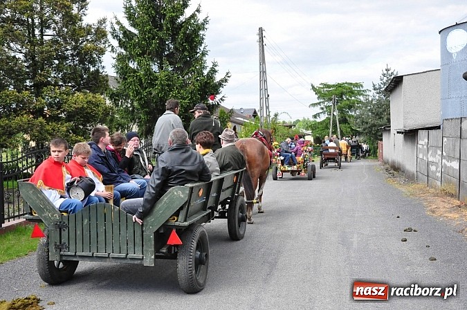 Zdjęcie w galerii na portalu naszraciborz.pl: W Pogrzebieniu 136. raz szli w procesji na św. Floriana. Prosili o ochronę przed gradem wiadomości z regionu