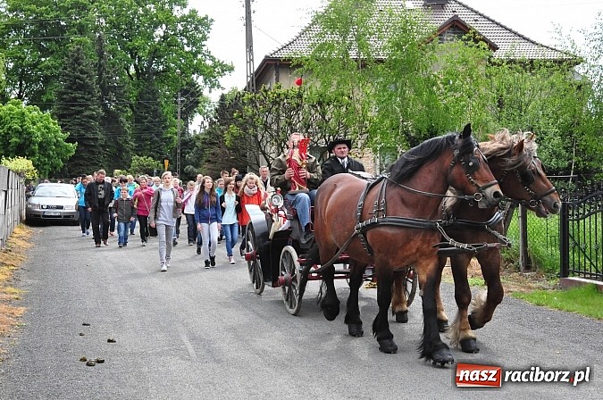 Zdjęcie w galerii na portalu naszraciborz.pl: W Pogrzebieniu 136. raz szli w procesji na św. Floriana. Prosili o ochronę przed gradem wiadomości z regionu