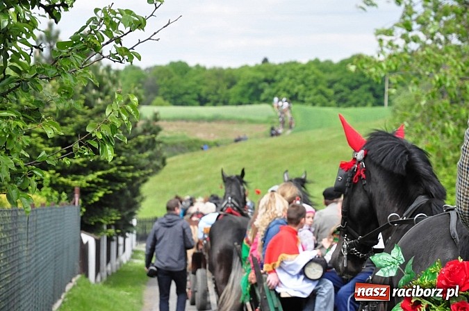 Zdjęcie w galerii na portalu naszraciborz.pl: W Pogrzebieniu 136. raz szli w procesji na św. Floriana. Prosili o ochronę przed gradem wiadomości z regionu