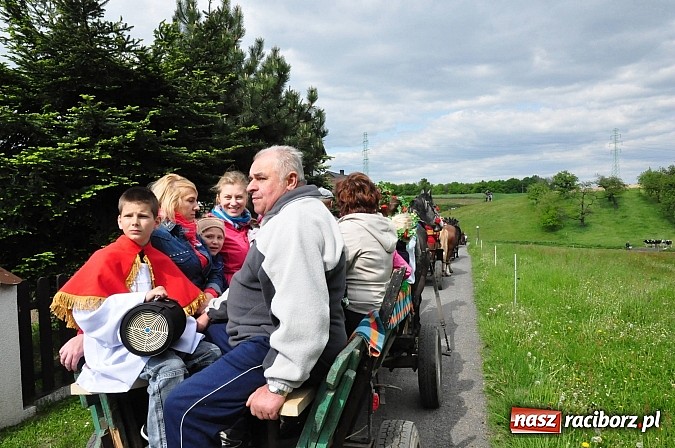 Zdjęcie w galerii na portalu naszraciborz.pl: W Pogrzebieniu 136. raz szli w procesji na św. Floriana. Prosili o ochronę przed gradem wiadomości z regionu