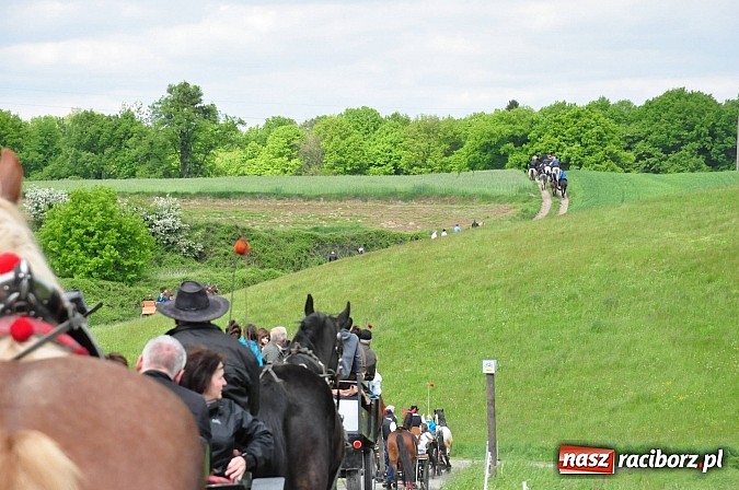 Zdjęcie w galerii na portalu naszraciborz.pl: W Pogrzebieniu 136. raz szli w procesji na św. Floriana. Prosili o ochronę przed gradem wiadomości z regionu