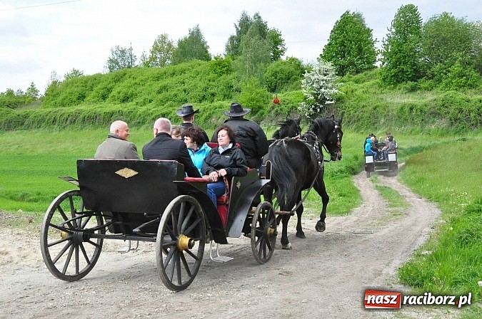 Zdjęcie w galerii na portalu naszraciborz.pl: W Pogrzebieniu 136. raz szli w procesji na św. Floriana. Prosili o ochronę przed gradem wiadomości z regionu