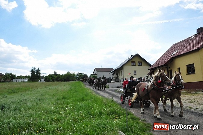 Zdjęcie w galerii na portalu naszraciborz.pl: W Pogrzebieniu 136. raz szli w procesji na św. Floriana. Prosili o ochronę przed gradem wiadomości z regionu